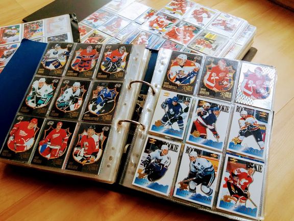 Sbírka hokejových kartiček z NHL.
