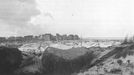 Ukázky fotografií z knihy "Kříže a hvězdy od Dunkerque" připomínající účast československých vojáků při obléhání Dunkirku v roce 1944.