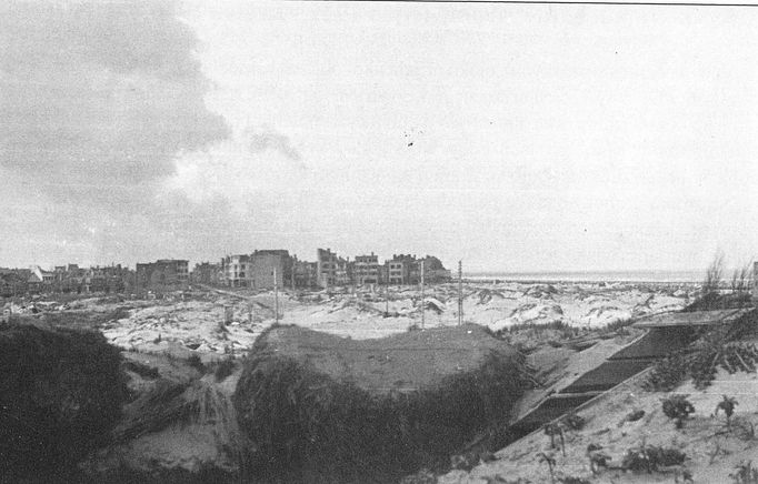 Ukázky fotografií z knihy "Kříže a hvězdy od Dunkerque" připomínající účast československých vojáků při obléhání Dunkirku v roce 1944.