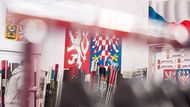Hala Jyske Bank Boxen na okraji Herningu je totiž víceúčelová. Konají se zde veletrhy, hraje házená, pořádají koncerty, ale místní hokejový tým Blue Fox sídlí jinde. Dánská hokejová liga se tady nehraje. Pořadatelé tak stejně jako při hokejovém šampionátu v roce 2018 jen provizorně upravili podmínky.