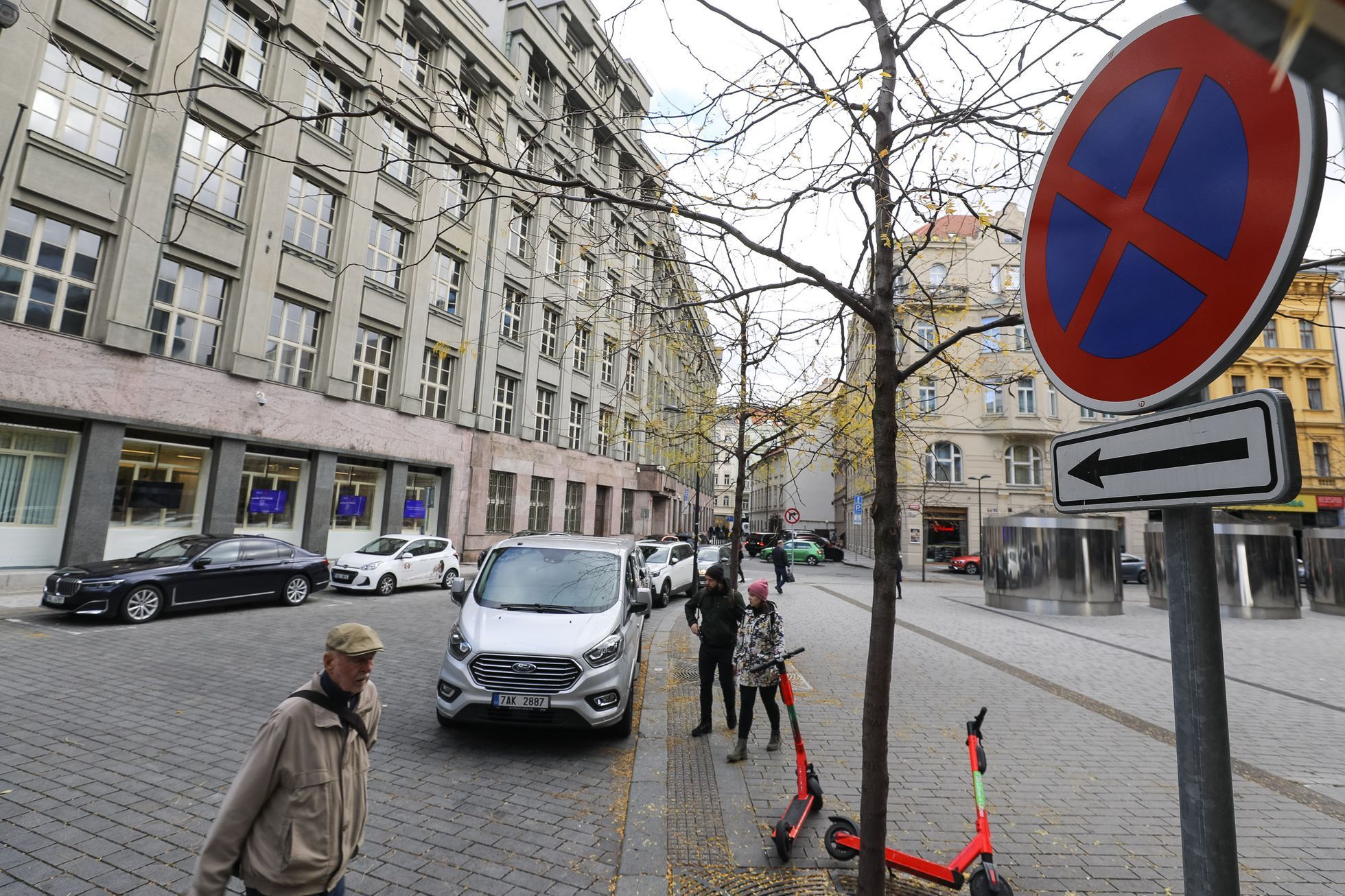 Přeplněné centrum Praha auty, automobilismus, parkování, modré zóny, automobilová doprava