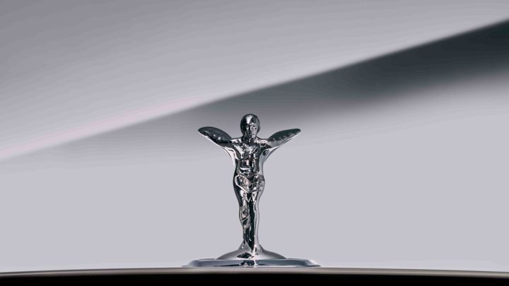 Legendární soška na kapotách vozů Rolls-Royce se změní s příchodem elektromobilu; Zdroj foto: Rolls-Royce