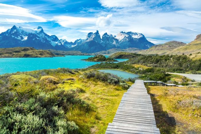 Jezero Pehoe a hory Guernos, Patagonie, ilustrační foto