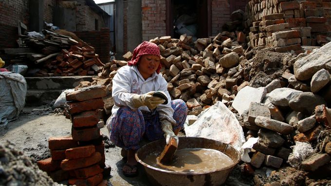 Foto: Nepálci opravují domy i chrámy. Zemětřesení před dvěma roky zničilo také slavné muzeum