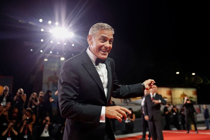 George Clooney na benátské premiéře filmu Wolfs.