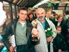 Jan Svěrák se Zdeňkem Svěrákem v roce 1997 přivezli Oscara za Kolju do Prahy.