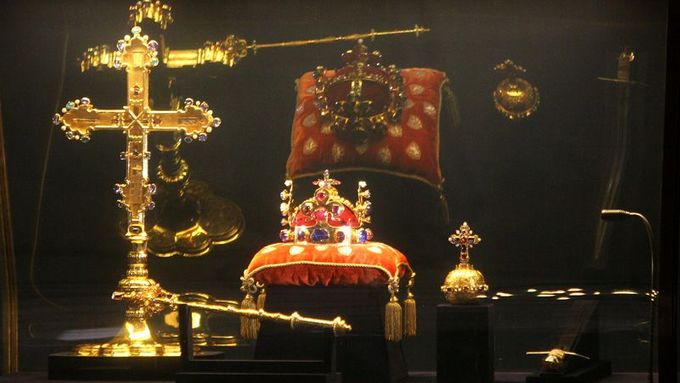 Výstava korunovačních klenotů ve Vladislavském sále Pražského hradu