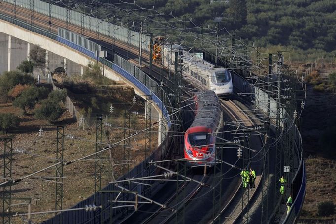 V důsledku silných dešťů vykolejil ve městě Alora vysokorychlostní vlak AVE. Nehoda se naštěstí obešla bez obětí na životech a zraněných.