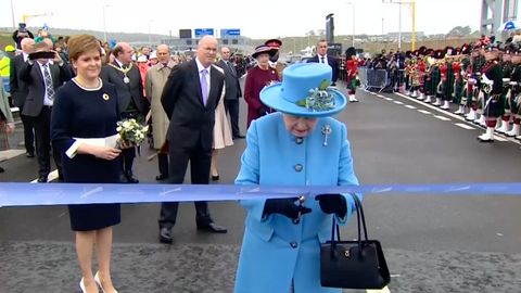 VIDEO: Když britská královna přijede otevřít most, dorazí i stíhačky