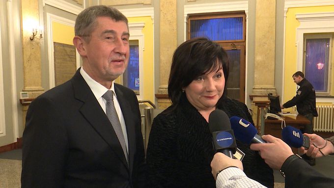 Premiér v demisi Andrej Babiš a ministryně financí Alena Schillerová hovoří s novináři, kteří naklusali na Úřad vlády podle propozic v půl páté ráno.