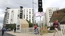 Guests and staff walk outside the Globe bar in the Olympic Village built for the London 2012 Olympic Games in Stratford, east London on June 29, 2012. The Globe will be a dry bar for the duration of the games. The village will accomodate up to 16,000 athletes and officials from more than 200 nations. Picture taken June 29, 2012. REUTERS/Olivia Harris (BRITAIN - Tags: SPORT BUSINESS CONSTRUCTION OLYMPICS CITYSPACE) Published: Čer. 30, 2012, 12:42 odp.