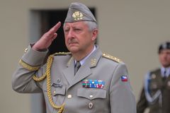 Exkomunista Zůna ministrem obrany? "Měli by dostat pětku," nebere si servítky Fischer