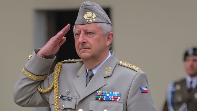 Pokud se Jaromír Zůna stane ministrem obrany, bude to druhý přiznaný člen normalizační KSČ ve vládě Andreje Babiše. Hned po premiérovi, který získal rudou knížku v roce 1980, tedy rok před Zůnou.