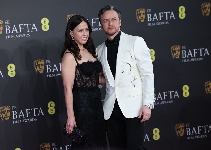 Na snímku z červeného koberce jsou herci James McAvoy s Lisou Liberati.