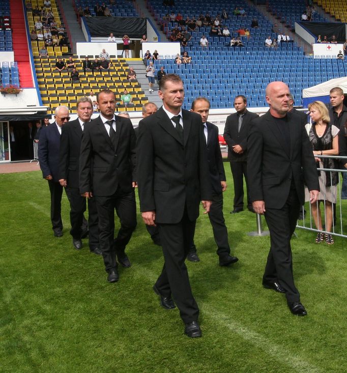 Rozloučení s Františkem Hrdličkou: čestná stráž míří k rakvi (v první řadě Zdenko Frťala a Michal Bílek)