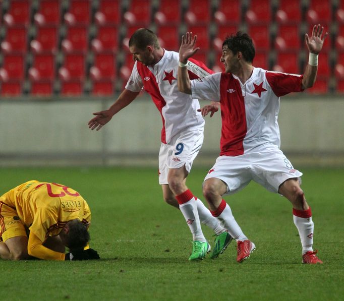 Fotbal, Gambrinus liga, Slavia - Dukla: Martin Juhar (9) a Rudolf Skácel - Tomáš Borek