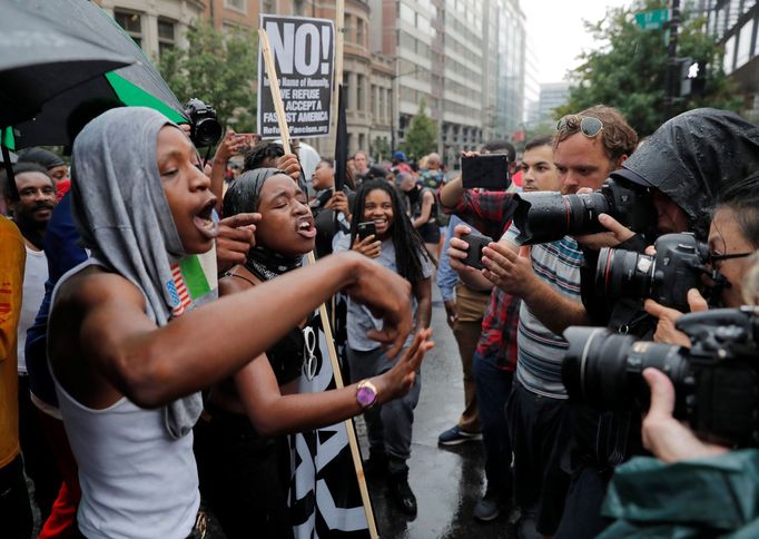 Demonstrace bělošských nacionalistů ve Washingtonu, která se konala přesně rok po násilných střetech v Charlottesville.