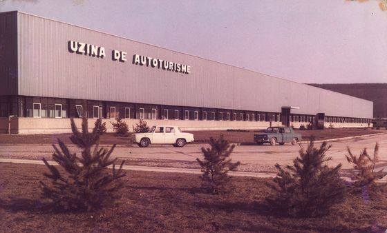 Továrna na výrobu automobilů Dacia v 60. letech.