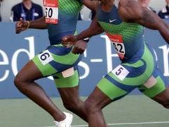 Jamajský sprinter Asafa Powell (vlevo) a Američan Leonard Scott protínají cílovou pásku běhu na 100 m na Světovém atletickém finále ve Stuttgartu.