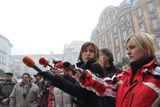 Ostrava 8. prosince 2010 v 15:00. Skupinka protestujících se na Kuřím rynku pokouší postrašit vládu