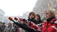 Ostrava 8. prosince 2010 v 15:00. Skupinka protestujících se na Kuřím rynku pokouší postrašit vládu