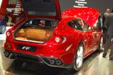 Ferrari se obvykle snaží zabodovat u zákazníků jinými hodnotami než je objem kufru. U FF je to výjimka.