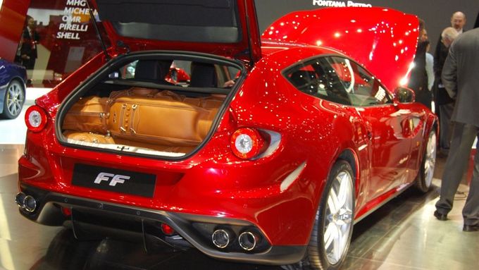 Ferrari FF je velké lákadlo. I pro experty, kteří se nestydí stoupnout si do fronty a čekat dvacet minut, aby se mohli posadit.
