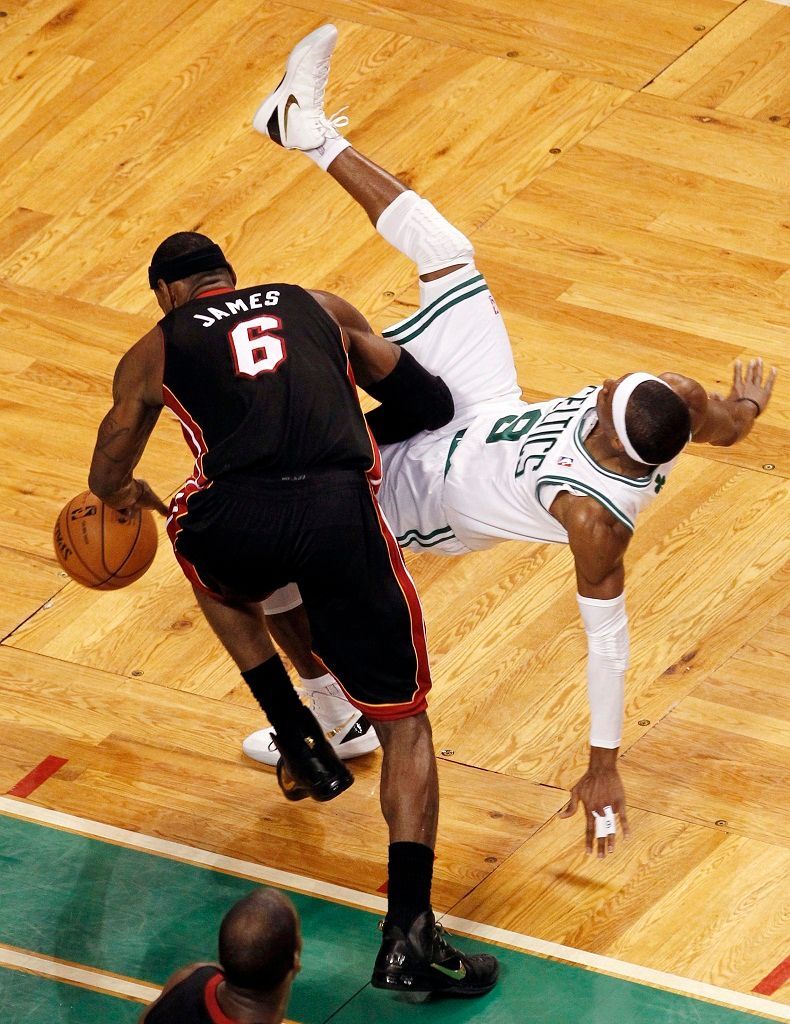James a Rondo v zápase NBA Miami Heat - Boston Celtics