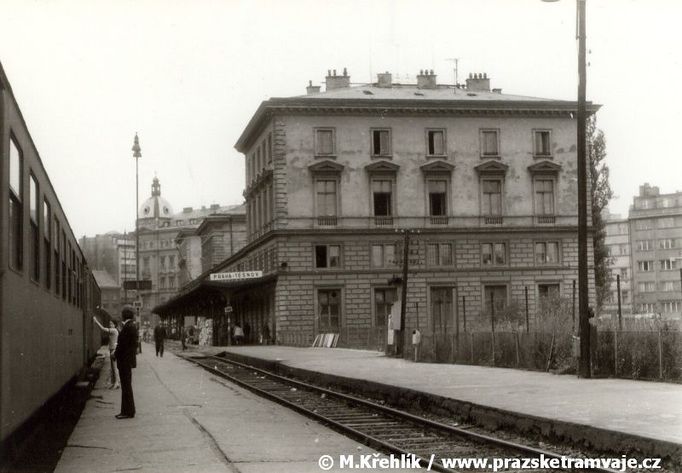 První červencový den roku 1972 vyjel z Denisova nádraží na pražském Těšnově poslední vlak. O třináct let později proměnili pyrotechnici budovu na suť.