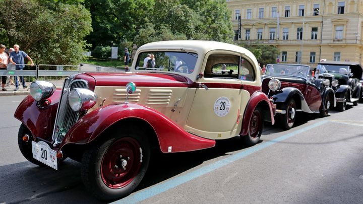 Českem jedou veteránské klenoty. Odstartoval závod 1000 mil československých; Zdroj foto: Eva Srpová