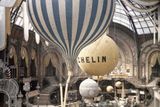 Balóny ve výstavním pavilónu v Paříži. Paříž, rok 1914.