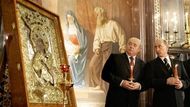 Ruský prezident Vladimir Putin a premiér Michajl Fradkov sledují ikonu "Theotokos Vladimira" z 12.století. Oba přišli na velikonoční bohoslužbu do moskevské katedrály Krista Vykupitele.