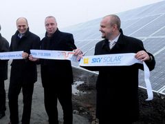 David Šaffer (zcela vpravo) při otevření solární elektrárny s někdejším ministrem ODS Petrem Gandalovičem a radním Ústeckého kraje za ČSSD Petrem Bendlem.