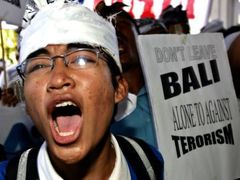 Bashir byl pro podezření z vazby na teroristy zadržen v říjnu 2002, krátce po atentátu na ostrově Bali.