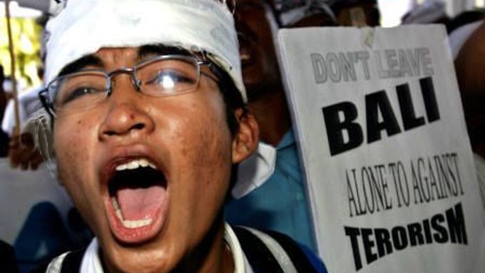 V říjnu 2005 vstoupili do restaurací v indonéském letovisku Bali sebevražední atentáníci a za odpálili. Za sebou zanechali dvacet mrtvých, většina z nich byli Indonésané.