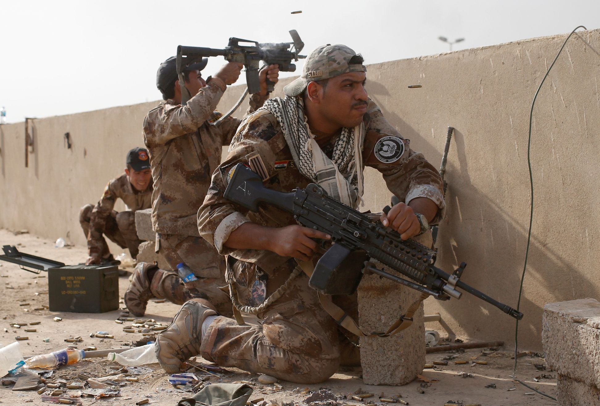 Iráčtí vojáci pálí na pozice Islámského státu v Mosulu.