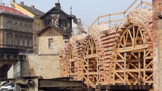 Negrelliho viadukt obnažený na kost. Oprava technické památky je v první čtvrtině