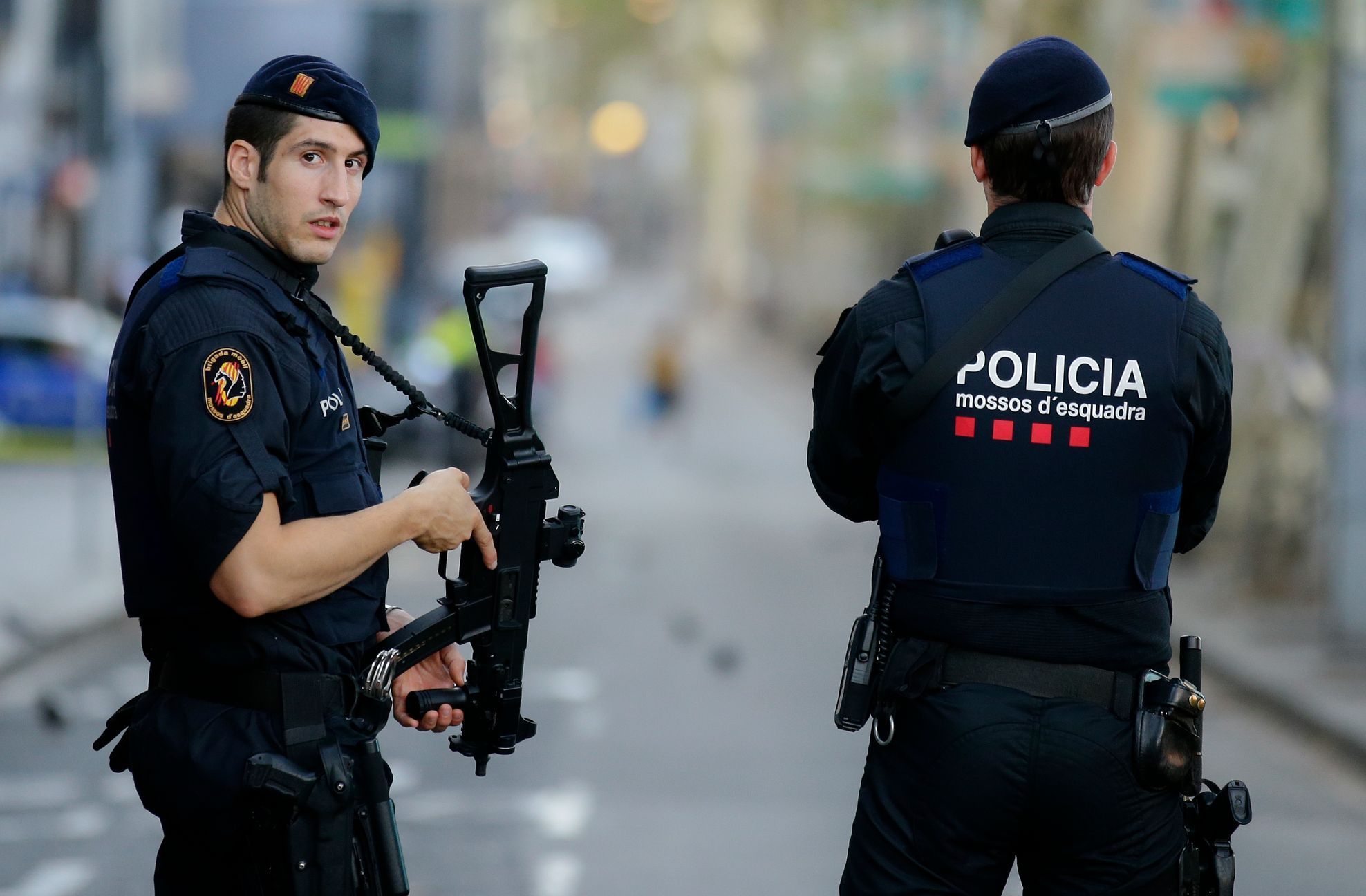 Policisté na La Ramble v Barceloně.