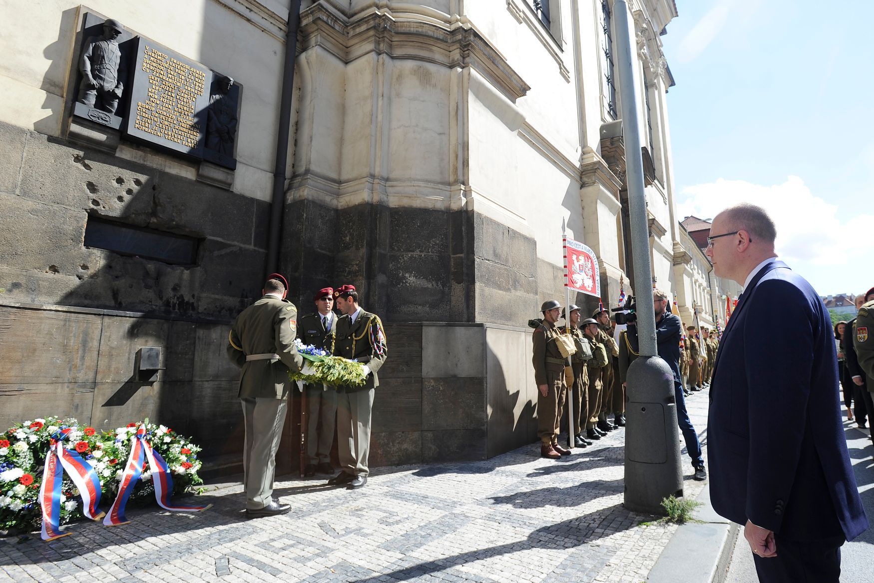 Pietní vzpomínky na 75. výročí boje a úmrtí československých parašutistů v kryptě kostela Cyrila a Metoděje v roce 1942 se zúčastnily stovky lidí.