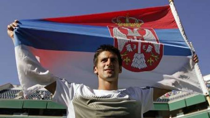 Novak Djokovič se srbskou vlajkou po vítězství v Indian Wells.