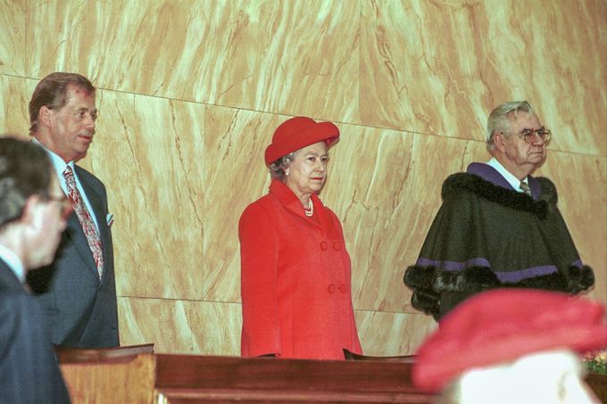 Britská královna Alžběta II. s Václavem Havlem při návštěvě Brna v roce 1996.