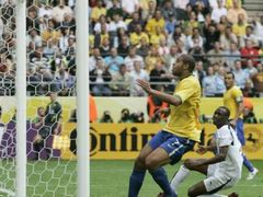 Brazilec Adriano (ve žlutém) dává druhý gól svého týmu v zápase s Ghanou. Branka však padla z ofsajdu.