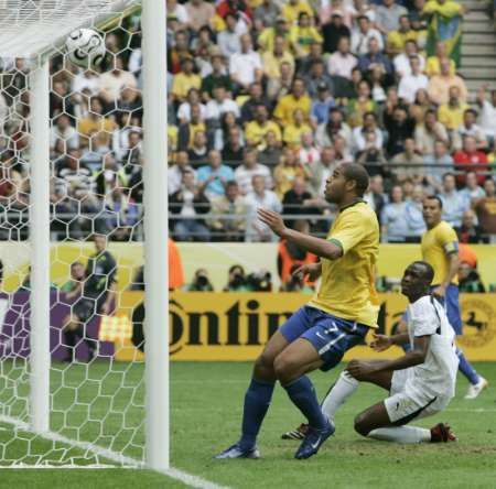 Brazílie - Ghana: Adriano dává gól