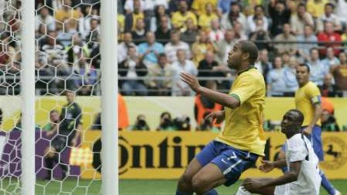 Brazilec Adriano (ve žlutém) dává druhý gól svého týmu v zápase s Ghanou. Branka však padla z ofsajdu.