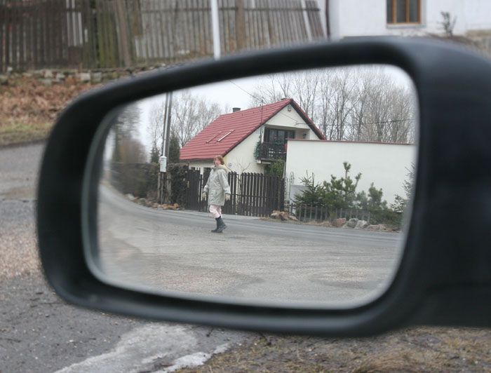 Paní Bublová před svým domem v Běštíně