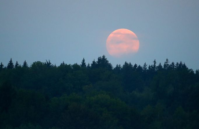 A takhle vypadal "krvavý" Měsíc při západu v Bavorsku.