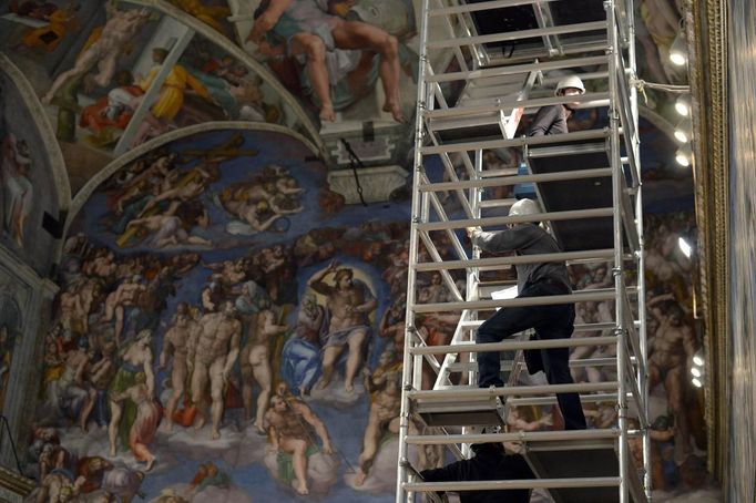 Workers prepare the Sistine Chapel for the next conclave at the Vatican in this photo released by Osservatore Romano March 7, 2013. REUTERS/Osservatore Romano. (VATICAN - Tags: RELIGION) ATTENTION EDITORS - THIS IMAGE WAS PROVIDED BY A THIRD PARTY. FOR EDITORIAL USE ONLY. NOT FOR SALE FOR MARKETING OR ADVERTISING CAMPAIGNS. THIS PICTURE IS DISTRIBUTED EXACTLY AS RECEIVED BY REUTERS, AS A SERVICE TO CLIENTS Published: Bře. 7, 2013, 10:43 dop.