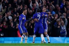 Chelsea postoupila do semifinále FA Cupu, proti United hrála hodinu v početní výhodě