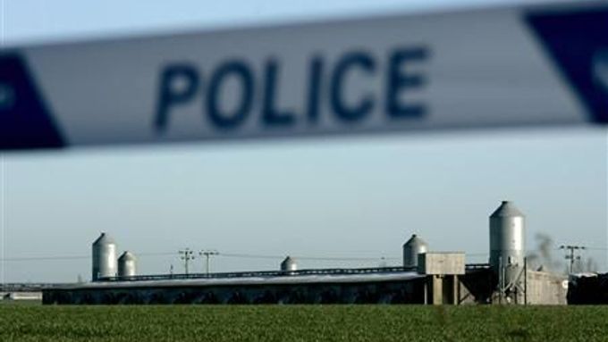 Farma u obce Holton. Její okolí je zavřené, ohraničené policejními páskami.