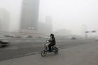 Peking zahalil hustý smog. Letiště muselo kvůli nízké viditelnosti zrušit stovky letů